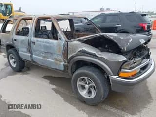 ✅ 2000 Chevrolet Blazer LT • VIN: 1GNDT13W5Y2100956 • Lot: 42472609. Wystawiony na IAAI z przebiegiem Nie podano. Bezpłatny archiwum sprzedaży aukcyjnych z USA i szczegółowy raport historii pojazdu na DreamBid. Zdjęcie 1.