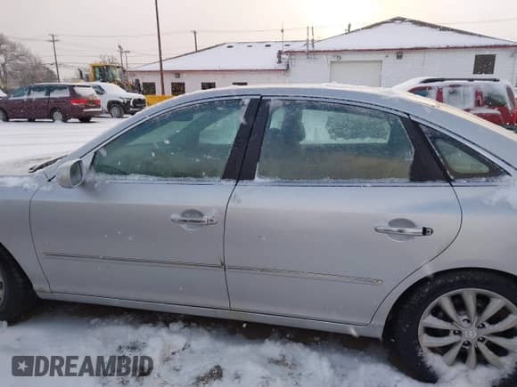 2006 Hyundai Azera SE z VIN KMHFC46F46A093575, wystawiony jako IAAI lot #41259753 z przebiegiem 164 453 mil mil oraz . Historia ofert i sprzedaży dostępna na DreamBid. Obrazek 14.