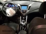 ✅ 2014 Hyundai Veloster • VIN: KMHTC6AD4EU190387 • Lot: 46918985. Wystawiony na Copart z przebiegiem 96 350 mil. Bezpłatny archiwum sprzedaży aukcyjnych z USA i szczegółowy raport historii pojazdu na DreamBid. Zdjęcie 8.