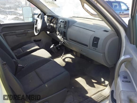 ✅ 2014 Chevrolet Silverado 2500HD • VIN: 1GC0CVC87EF132134 • Lot: 41439763. Wystawiony na IAAI z przebiegiem 214 115 mil. Bezpłatny archiwum sprzedaży aukcyjnych z USA i szczegółowy raport historii pojazdu na DreamBid. Zdjęcie 5.