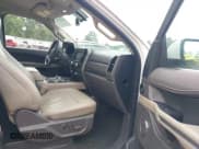 ✅ 2019 Ford Expedition XLT • VIN: 1FMJU1HT7KEA30000 • Lot: 42655762. Wystawiony na IAAI z przebiegiem 116 356 mil. Bezpłatny archiwum sprzedaży aukcyjnych z USA i szczegółowy raport historii pojazdu na DreamBid. Zdjęcie 5.