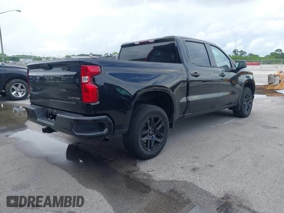 ✅ 2023 Chevrolet Silverado 1500 Custom • VIN: 3GCPABEK6PG159709 • Lot: 43142018. Wystawiony na IAAI z przebiegiem Nie podano. Bezpłatny archiwum sprzedaży aukcyjnych z USA i szczegółowy raport historii pojazdu na DreamBid. Zdjęcie 4.