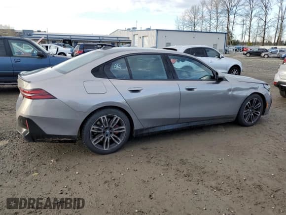 ✅ 2024 BMW 5 Series 540i xDrive • VIN: WBA63FJ08RCR26397 • Лот: 84608164. Опубликован ранее на Copart с пробегом 6 811 миль. Бесплатный доступ к архиву аукционных продаж из США и подробный отчёт об истории автомобиля на DreamBid. Изображение 3.