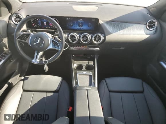 ✅ 2025 Mercedes-Benz GLA 250 • VIN: W1N4N4GB7SJ639323 • Лот: 70459795. Опубликован ранее на Copart с пробегом 11 552 миль. Бесплатный доступ к архиву аукционных продаж из США и подробный отчёт об истории автомобиля на DreamBid. Изображение 8.