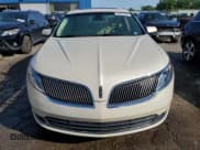✅ 2015 Lincoln MKS • VIN: 1LNHL9DK4FG607945 • Lot: 59343945. Wystawiony na Copart z przebiegiem 101 878 mil. Bezpłatny archiwum sprzedaży aukcyjnych z USA i szczegółowy raport historii pojazdu na DreamBid. Zdjęcie 5.