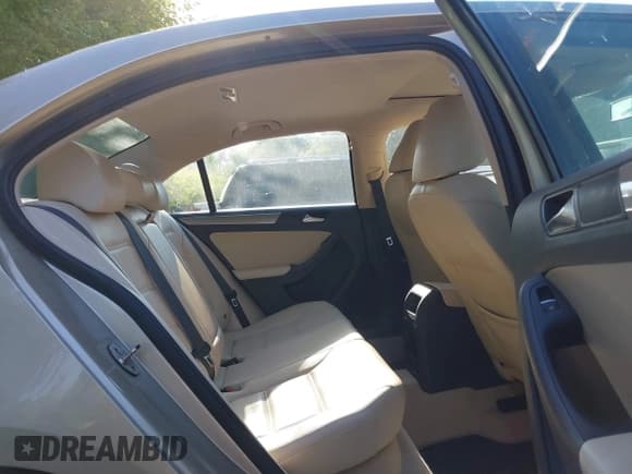 ✅ 2015 Volkswagen Jetta SE • VIN: 3VWD07AJ5FM318913 • Лот: 42671952. Опубликован ранее на IAAI с пробегом 120 169 миль. Бесплатный доступ к архиву аукционных продаж из США и подробный отчёт об истории автомобиля на DreamBid. Изображение 8.