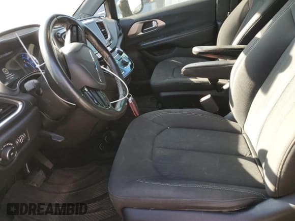 ✅ 2019 Chrysler Pacifica Hybrid Touring Plus • VIN: 2C4RC1H75KR653521 • Лот: 69822014. Опубликован ранее на Copart с пробегом 128 429 миль. Бесплатный доступ к архиву аукционных продаж из США и подробный отчёт об истории автомобиля на DreamBid. Изображение 7.