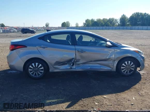 2016 Hyundai Elantra SE z VIN 5NPDH4AE9GH678092, wystawiony jako IAAI lot #43339316 z przebiegiem Nie podano mil oraz . Historia ofert i sprzedaży dostępna na DreamBid. Obrazek 13.
