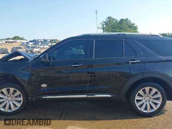 ✅ 2023 Ford Explorer King Ranch • VIN: 1FM5K7LC4PGB17575 • Lot: 42465498. Wystawiony na IAAI z przebiegiem 24 132 mil. Bezpłatny archiwum sprzedaży aukcyjnych z USA i szczegółowy raport historii pojazdu na DreamBid. Zdjęcie 15.