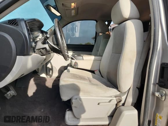 ✅ 2009 Chevrolet Silverado 1500 LT • VIN: 2GCEC29CX91101795 • Lot: 81501465. Wystawiony na Copart z przebiegiem 225 176 mil. Bezpłatny archiwum sprzedaży aukcyjnych z USA i szczegółowy raport historii pojazdu na DreamBid. Zdjęcie 7.