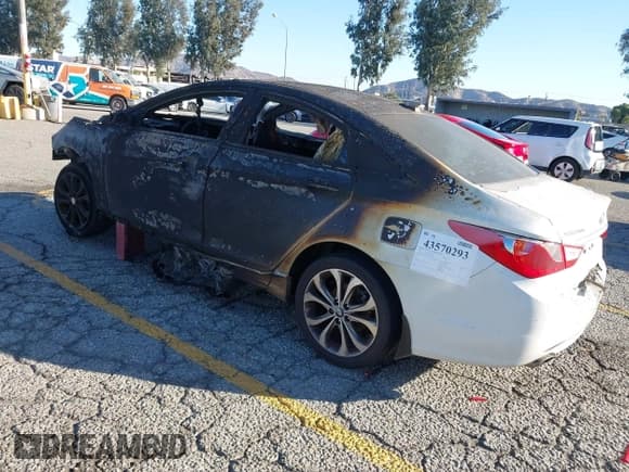 ✅ 2013 Hyundai Sonata SE • VIN: 5NPEC4AB6DH748801 • Lot: 43570293. Listed on IAAI with Not provided. Free auction sales archive from the USA and detailed vehicle history report at DreamBid. Image 3.