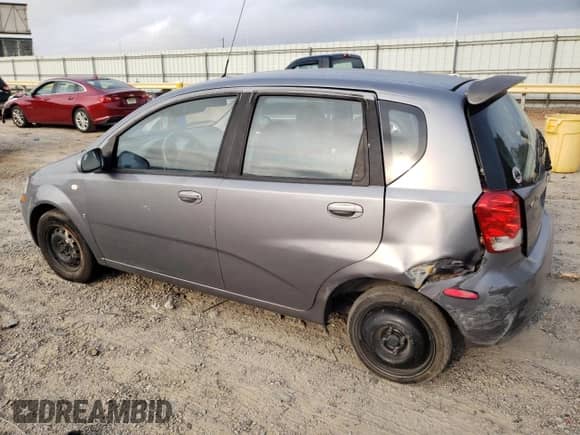 2007 Chevrolet Aveo LS z VIN KL1TD66687B787785, wystawiony jako Copart lot #69248174 z przebiegiem 107 959 mil mil oraz Szkoda całkowita • Salvage title. Historia ofert i sprzedaży dostępna na DreamBid. Obrazek 2.