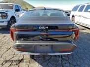 ✅ 2025 Kia K4 LXS • VIN: 3KPFT4DEXSE052616 • Lot: 95700485. Wystawiony na Copart z przebiegiem 18 344 mil. Bezpłatny archiwum sprzedaży aukcyjnych z USA i szczegółowy raport historii pojazdu na DreamBid. Zdjęcie 6.