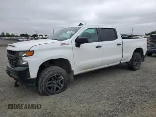 ✅ 2022 Chevrolet Silverado 1500 Custom Trail Boss • VIN: 3GCPYCEL6NG200072 • Lot: 59324305. Wystawiony na Copart z przebiegiem 76 285 mil. Bezpłatny archiwum sprzedaży aukcyjnych z USA i szczegółowy raport historii pojazdu na DreamBid. Zdjęcie 1.