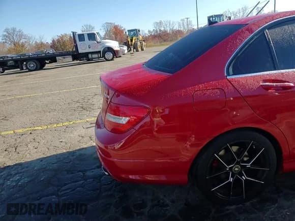 ✅ 2014 Mercedes-Benz C 300 Sport • VIN: WDDGF8AB5EG256280 • Lot: 90422895. Wystawiony na Copart z przebiegiem 162 609 mil. Bezpłatny archiwum sprzedaży aukcyjnych z USA i szczegółowy raport historii pojazdu na DreamBid. Zdjęcie 13.