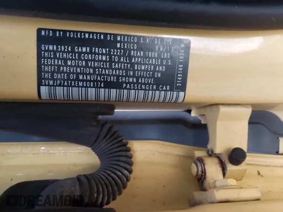 ✅ 2014 Volkswagen Beetle 2.5L • VIN: 3VWJP7ATXEM608174 • Lot: 43704027. Wystawiony na IAAI z przebiegiem 80 827 mil. Bezpłatny archiwum sprzedaży aukcyjnych z USA i szczegółowy raport historii pojazdu na DreamBid. Zdjęcie 9.