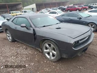 ✅ 2013 Dodge Challenger R/T Plus • VIN: 2C3CDYBTXDH742323 • Lot: 43306989. Wystawiony na IAAI z przebiegiem 122 328 mil. Bezpłatny archiwum sprzedaży aukcyjnych z USA i szczegółowy raport historii pojazdu na DreamBid. Zdjęcie 1.