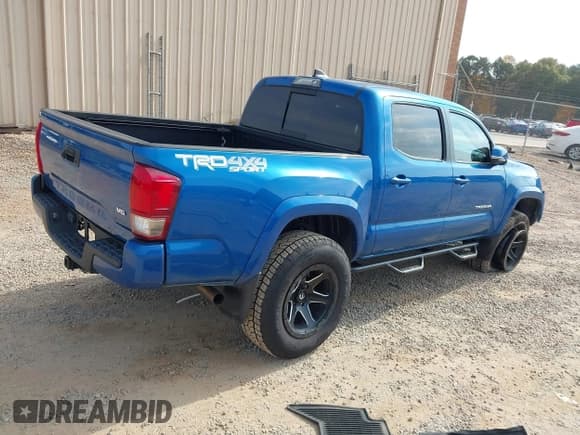 ✅ 2017 Toyota Tacoma TRD Pro • VIN: 5TFCZ5AN9HX112292 • Lot: 43617967. Listed on IAAI with 72,195 mi. Free auction sales archive from the USA and detailed vehicle history report at DreamBid. Image 4.