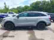 2022 Kia Sorento X-Line S z VIN 5XYRLDLC0NG095849, wystawiony jako IAAI lot #42663893 z przebiegiem 42 132 mil mil oraz . Historia ofert i sprzedaży dostępna na DreamBid. Obrazek 14.