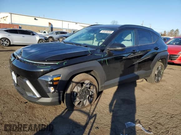 2024 Hyundai Kona SEL с VIN KM8HCCABXRU072305, выставлен на аукционе Copart как лот 41515255 с пробегом 6 744 миль миль и Списание • Salvage title. История ставок и продаж доступна на DreamBid. Изображение 1.