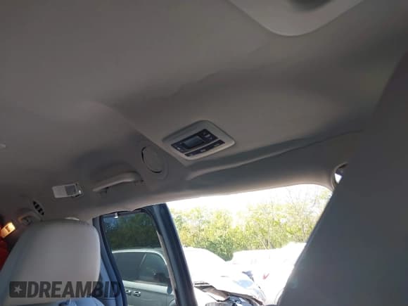 ✅ 2019 Toyota Sienna XLE • VIN: 5TDDZ3DC0KS227041 • Lot: 43403611. Listed on IAAI with 111,676 mi. Free auction sales archive from the USA and detailed vehicle history report at DreamBid. Image 21.