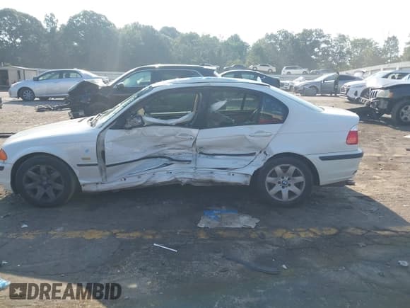 ✅ 2001 BMW 3 Series 325i • VIN: WBAAV33401FU87413 • Lot: 42579764. Wystawiony na IAAI z przebiegiem 220 436 mil. Bezpłatny archiwum sprzedaży aukcyjnych z USA i szczegółowy raport historii pojazdu na DreamBid. Zdjęcie 14.
