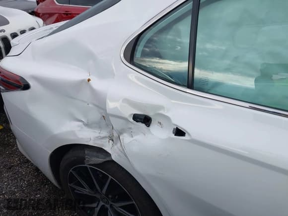 ✅ 2024 Toyota Camry SE • VIN: 4T1T11AK8RU860018 • Lot: 43645337. Wystawiony na IAAI z przebiegiem 28 877 mil. Bezpłatny archiwum sprzedaży aukcyjnych z USA i szczegółowy raport historii pojazdu na DreamBid. Zdjęcie 6.