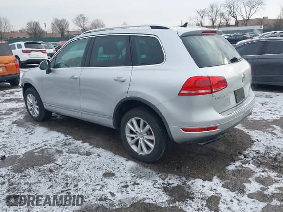 ✅ 2014 Volkswagen Touareg Sport • VIN: WVGEF9BP6ED006075 • Lot: 41478721. Wystawiony na IAAI z przebiegiem 129 150 mil. Bezpłatny archiwum sprzedaży aukcyjnych z USA i szczegółowy raport historii pojazdu na DreamBid. Zdjęcie 3.