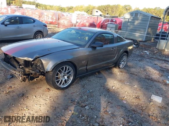 ✅ 2005 Ford Mustang GT Deluxe • VIN: 1ZVHT82H055193169 • Lot: 43420929. Wystawiony na IAAI z przebiegiem 79 443 mil. Bezpłatny archiwum sprzedaży aukcyjnych z USA i szczegółowy raport historii pojazdu na DreamBid. Zdjęcie 2.