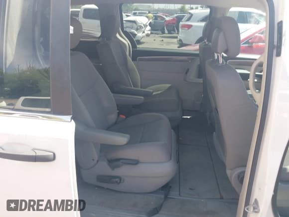 ✅ 2012 Volkswagen Routan S • VIN: 2C4RVAAGXCR120327 • Lot: 42555380. Listed on IAAI with 136,120 mi. Free auction sales archive from the USA and detailed vehicle history report at DreamBid. Image 8.