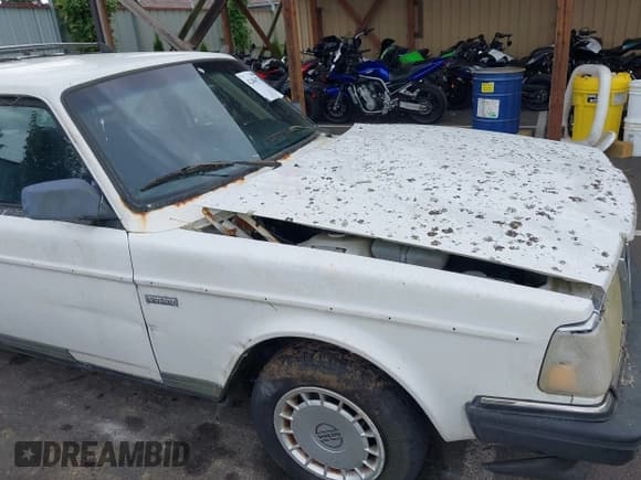 ✅ 1989 Volvo 240 DL • VIN: YV1AX8857K1831677 • Lot: 42486774. Wystawiony na IAAI z przebiegiem 224 292 mil. Bezpłatny archiwum sprzedaży aukcyjnych z USA i szczegółowy raport historii pojazdu na DreamBid. Zdjęcie 15.