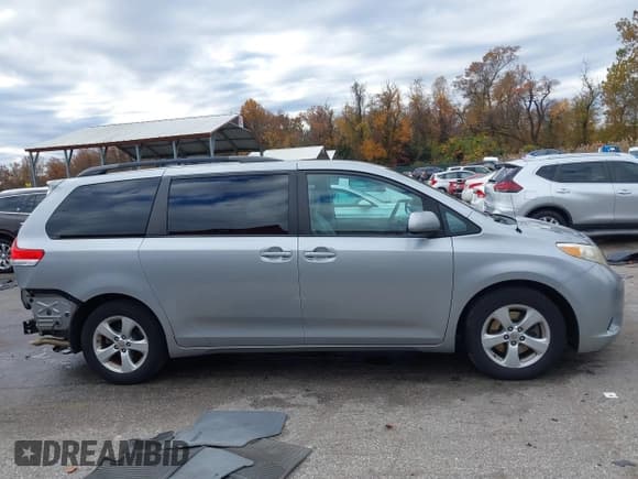 ✅ 2012 Toyota Sienna LE • VIN: 5TDKK3DC5CS201628 • Lot: 43640805. Wystawiony na IAAI z przebiegiem 104 449 mil. Bezpłatny archiwum sprzedaży aukcyjnych z USA i szczegółowy raport historii pojazdu na DreamBid. Zdjęcie 13.