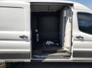 ✅ 2020 Ford Transit Cargo • VIN: 1FTBR2C80LKB64188 • Lot: 71403784. Wystawiony na Copart z przebiegiem Nie podano. Bezpłatny archiwum sprzedaży aukcyjnych z USA i szczegółowy raport historii pojazdu na DreamBid. Zdjęcie 11.
