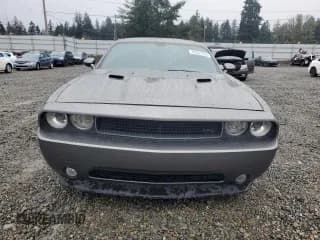 ✅ 2012 Dodge Challenger R/T Classic • VIN: 2C3CDYBT7CH137688 • Lot: 84661234. Wystawiony na Copart z przebiegiem 83 954 mil. Bezpłatny archiwum sprzedaży aukcyjnych z USA i szczegółowy raport historii pojazdu na DreamBid. Zdjęcie 5.