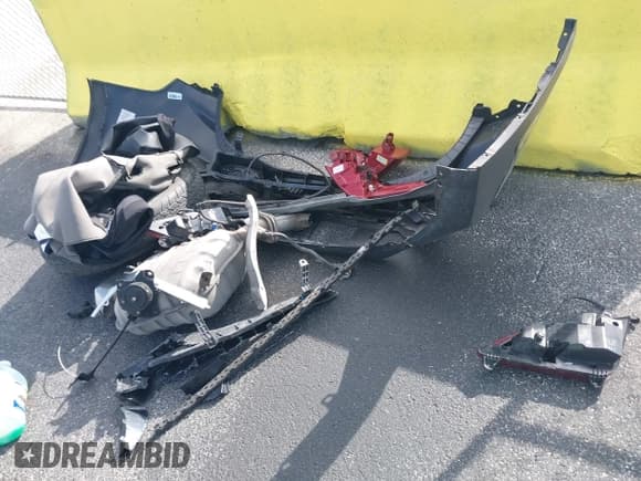 ✅ 2019 Hyundai Santa Fe SE • VIN: 5NMS23AD1KH044131 • Lot: 43237640. Wystawiony na IAAI z przebiegiem 105 619 mil. Bezpłatny archiwum sprzedaży aukcyjnych z USA i szczegółowy raport historii pojazdu na DreamBid. Zdjęcie 12.