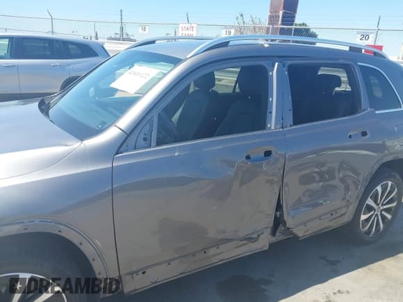 ✅ 2022 Mercedes-Benz GLB 250 • VIN: W1N4M4GB1NW177433 • Lot: 42616122. Listed on IAAI with 20,335 mi. Free auction sales archive from the USA and detailed vehicle history report at DreamBid. Image 6.