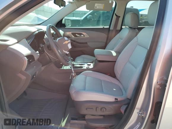 ✅ 2021 Chevrolet Traverse LT Cloth • VIN: 1GNERGKW3MJ125412 • Lot: 67136104. Wystawiony na Copart z przebiegiem 76 129 mil. Bezpłatny archiwum sprzedaży aukcyjnych z USA i szczegółowy raport historii pojazdu na DreamBid. Zdjęcie 7.