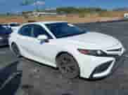 2022 Toyota Camry SE z VIN 4T1G11AK9NU047993, wystawiony jako IAAI lot #43315367 z przebiegiem 70 901 mil mil oraz . Historia ofert i sprzedaży dostępna na DreamBid. Obrazek 1.