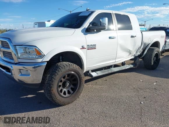 ✅ 2018 Ram 2500 Laramie • VIN: 3C6UR5NL5JG142811 • Lot: 43374033. Wystawiony na IAAI z przebiegiem 101 164 mil. Bezpłatny archiwum sprzedaży aukcyjnych z USA i szczegółowy raport historii pojazdu na DreamBid. Zdjęcie 6.