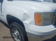 ✅ 2013 GMC Sierra 2500HD • VIN: 1GT01ZC84DF103721 • Lot: 42248321. Wystawiony na IAAI z przebiegiem 161 429 mil. Bezpłatny archiwum sprzedaży aukcyjnych z USA i szczegółowy raport historii pojazdu na DreamBid. Zdjęcie 6.