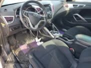 ✅ 2013 Hyundai Veloster w/Gray Int • VIN: KMHTC6AD3DU136853 • Lot: 56208614. Wystawiony na Copart z przebiegiem 154 440 mil. Bezpłatny archiwum sprzedaży aukcyjnych z USA i szczegółowy raport historii pojazdu na DreamBid. Zdjęcie 8.