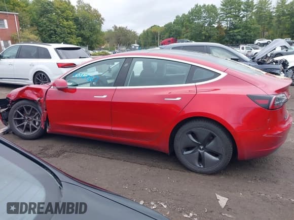 ✅ 2018 Tesla Model 3 Long Range Battery • VIN: 5YJ3E1EB9JF054592 • Lot: 43167267. Wystawiony na IAAI z przebiegiem 59 235 mil. Bezpłatny archiwum sprzedaży aukcyjnych z USA i szczegółowy raport historii pojazdu na DreamBid. Zdjęcie 13.