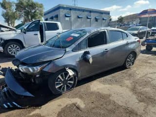 ✅ 2023 Nissan Versa SV • VIN: 3N1CN8EV2PL861682 • Лот: 70605115. Опубликован ранее на Copart с пробегом 37 280 миль. Бесплатный доступ к архиву аукционных продаж из США и подробный отчёт об истории автомобиля на DreamBid. Изображение 1.