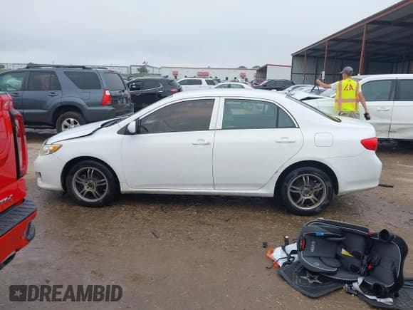 ✅ 2010 Toyota Corolla • VIN: 2T1BU4EE2AC362928 • Lot: 42200498. Wystawiony na IAAI z przebiegiem 236 324 mil. Bezpłatny archiwum sprzedaży aukcyjnych z USA i szczegółowy raport historii pojazdu na DreamBid. Zdjęcie 14.