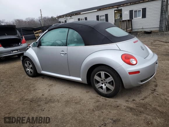 ✅ 2006 Volkswagen Beetle • VIN: 3VWRF31Y06M310356 • Lot: 46825315. Wystawiony na Copart z przebiegiem 60 445 mil. Bezpłatny archiwum sprzedaży aukcyjnych z USA i szczegółowy raport historii pojazdu na DreamBid. Zdjęcie 2.