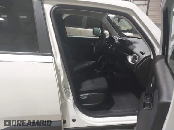 ✅ 2020 Jeep Renegade Sport • VIN: ZACNJBAB6LPL31966 • Lot: 43542009. Wystawiony na IAAI z przebiegiem 87 269 mil. Bezpłatny archiwum sprzedaży aukcyjnych z USA i szczegółowy raport historii pojazdu na DreamBid. Zdjęcie 5.