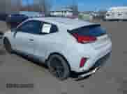 2020 Hyundai Veloster Turbo R-Spec z VIN KMHTH6AB1LU027676, wystawiony jako IAAI lot #42064952 z przebiegiem 88 778 mil mil oraz . Historia ofert i sprzedaży dostępna na DreamBid. Obrazek 3.