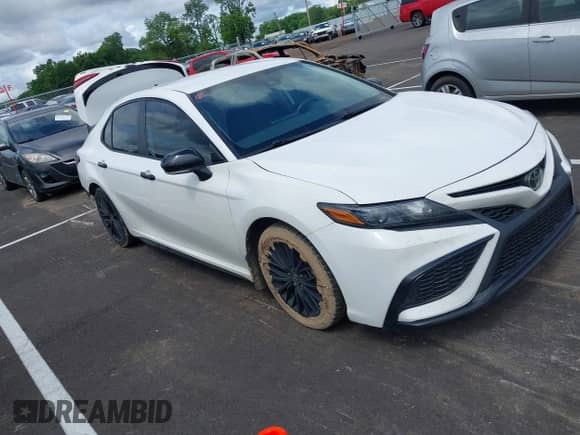 2022 Toyota Camry SE z VIN 4T1T11AK3NU066747, wystawiony jako IAAI lot #42347249 z przebiegiem 112 765 mil mil oraz . Historia ofert i sprzedaży dostępna na DreamBid. Obrazek 1.