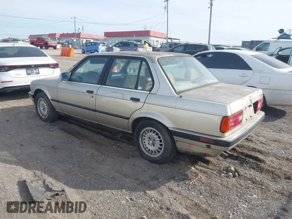1989 BMW 3 Series 325i с VIN WBAAD230XK8845195, выставлен на аукционе IAAI как лот 43536573 с пробегом 184 461 миль миль и . История ставок и продаж доступна на DreamBid. Изображение 3.