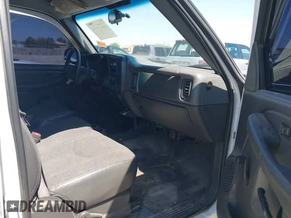 2004 Chevrolet Silverado 1500 Work Truck z VIN 1GCEC14V94Z244840, wystawiony jako IAAI lot #42571641 z przebiegiem 297 091 mil mil oraz . Historia ofert i sprzedaży dostępna na DreamBid. Obrazek 5.